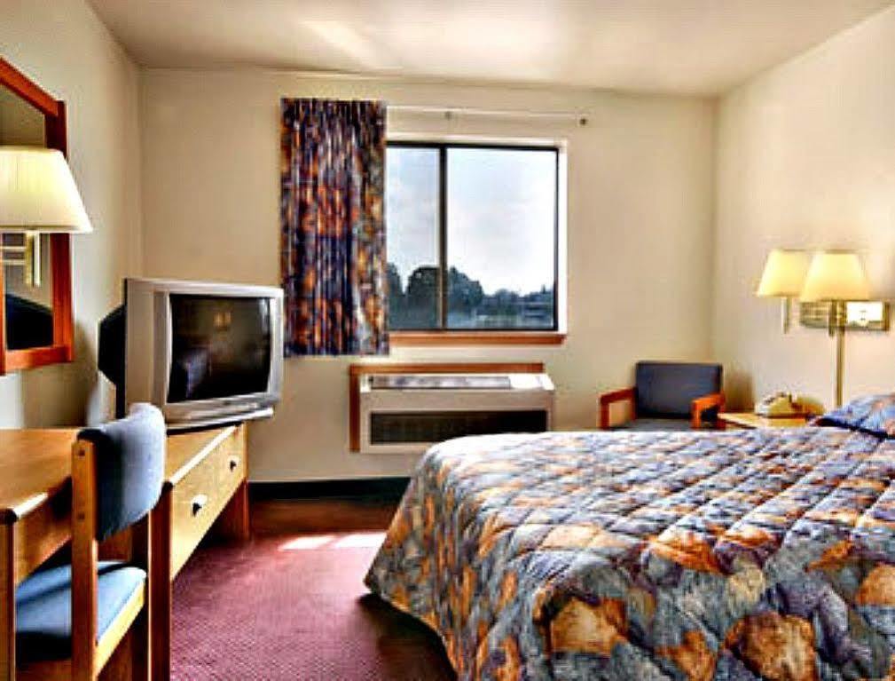 Ramada By Wyndham Harrisburg Hersey Motel